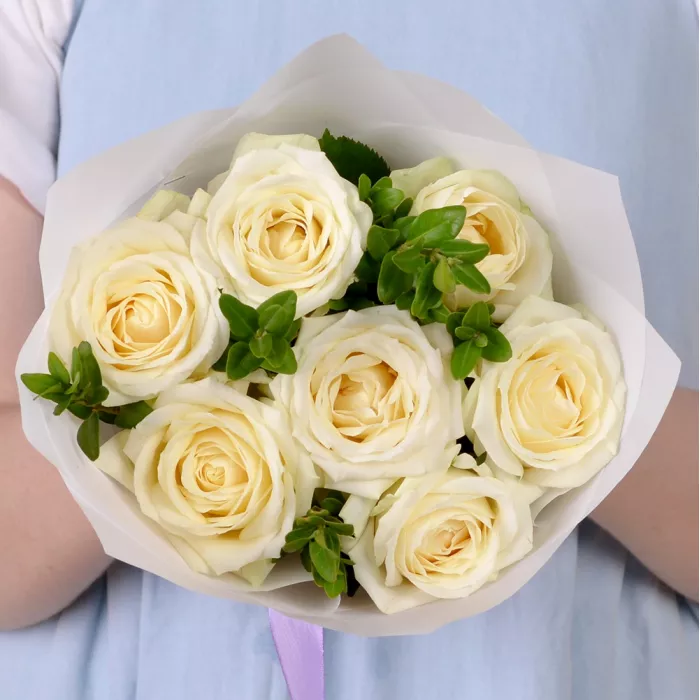 Букет из 7 белых роз 40 см