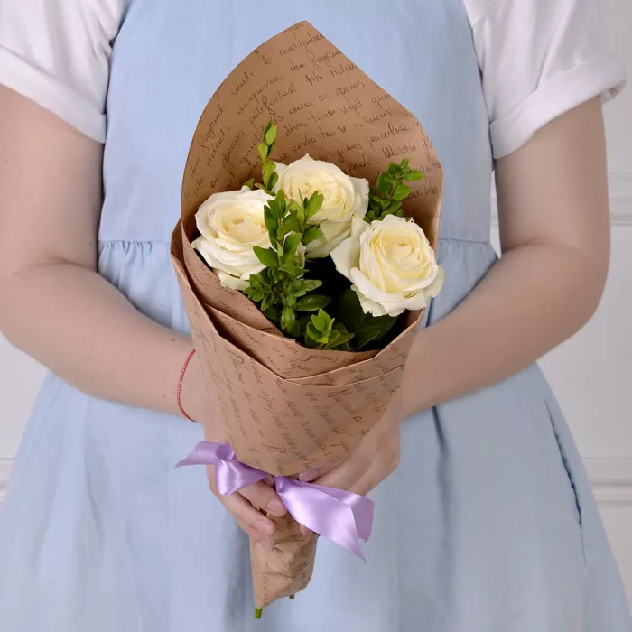 Букет из 3 белых роз 40 см