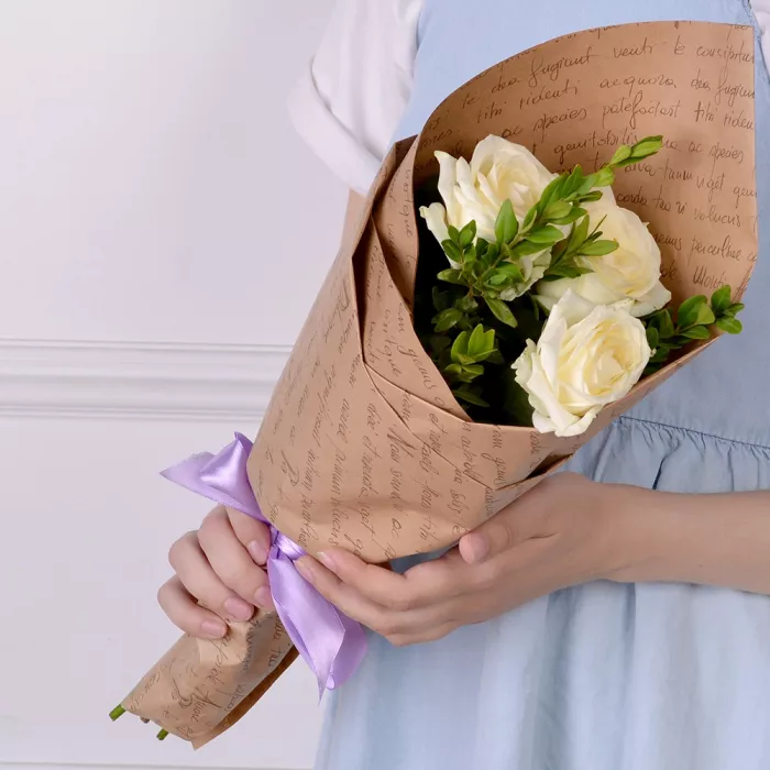 Букет из 3 белых роз 40 см