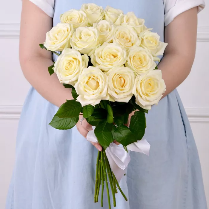 15 белых роз 50 см