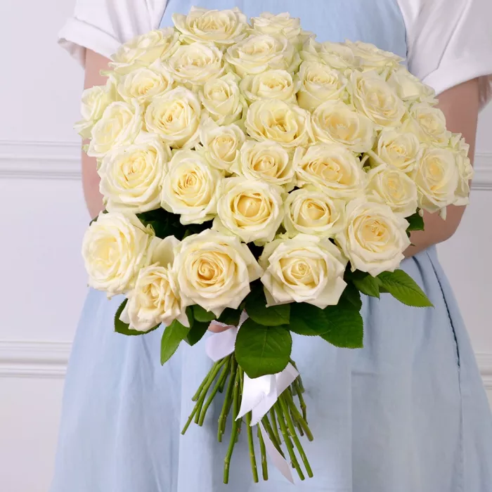 35 белых роз 50 см под ленту