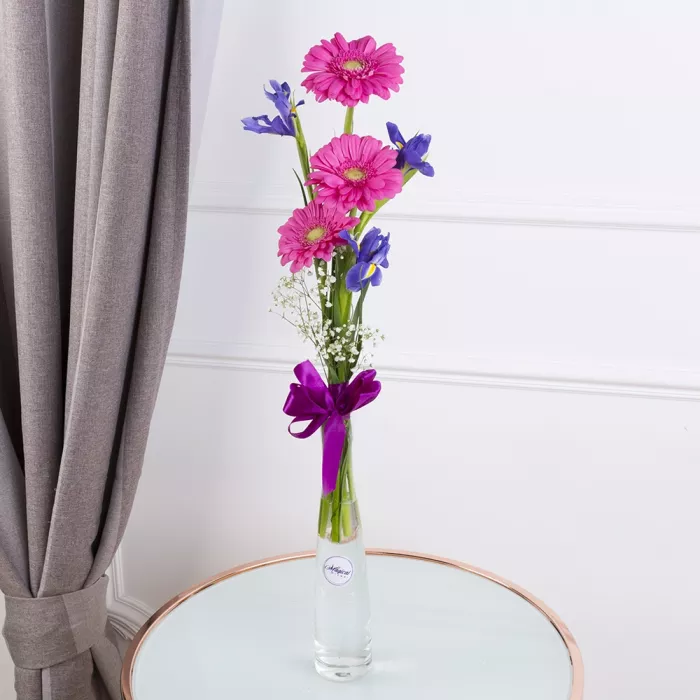 Букет из розовых гербер и ирисов