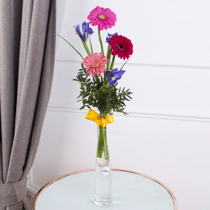 Букет из разноцветных гербер и ирисов