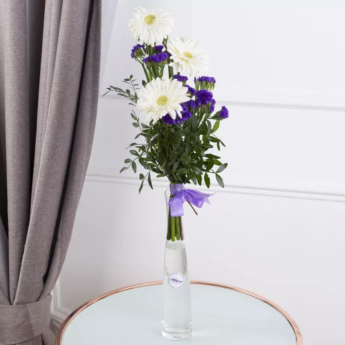 Букет из белых гербер и статицы