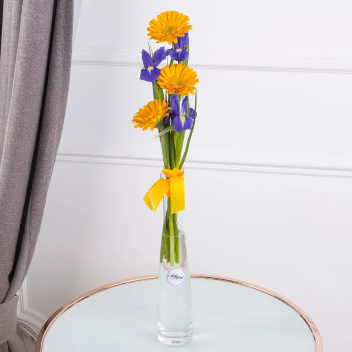 Букет из желтых гербер и ирисов