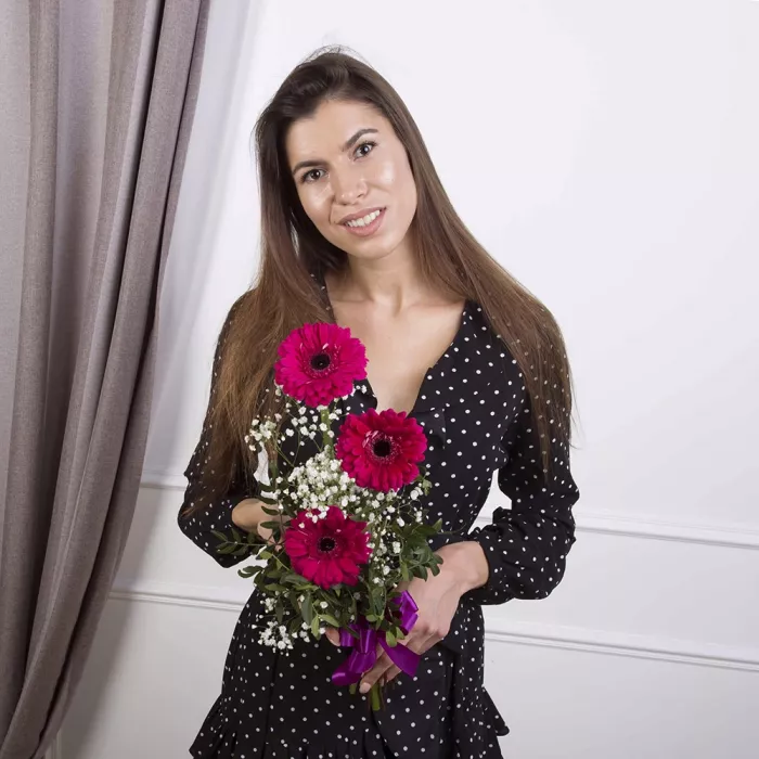 Букет из малиновых гербер и гипсофил