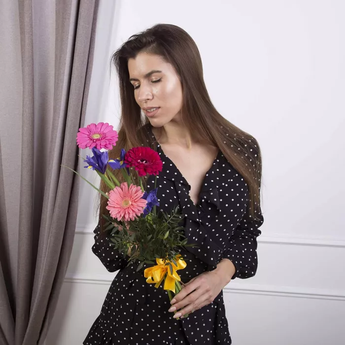 Букет из разноцветных гербер и ирисов