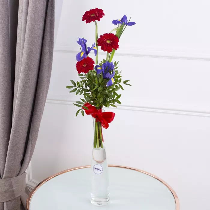 Букет из красных гербер и ирисов Букет из красных гербер и ирисов