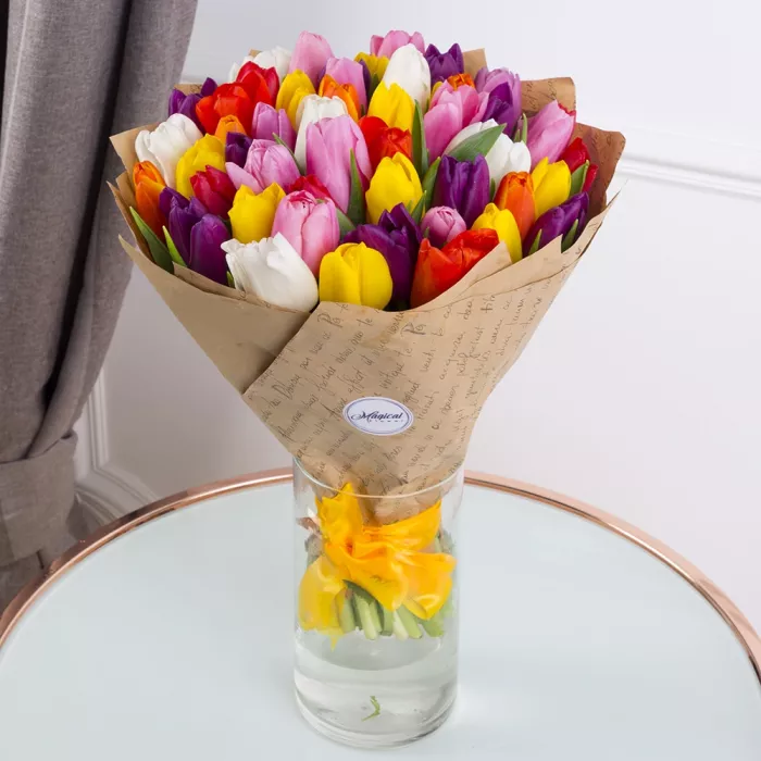 51 разноцветный тюльпан в крафте