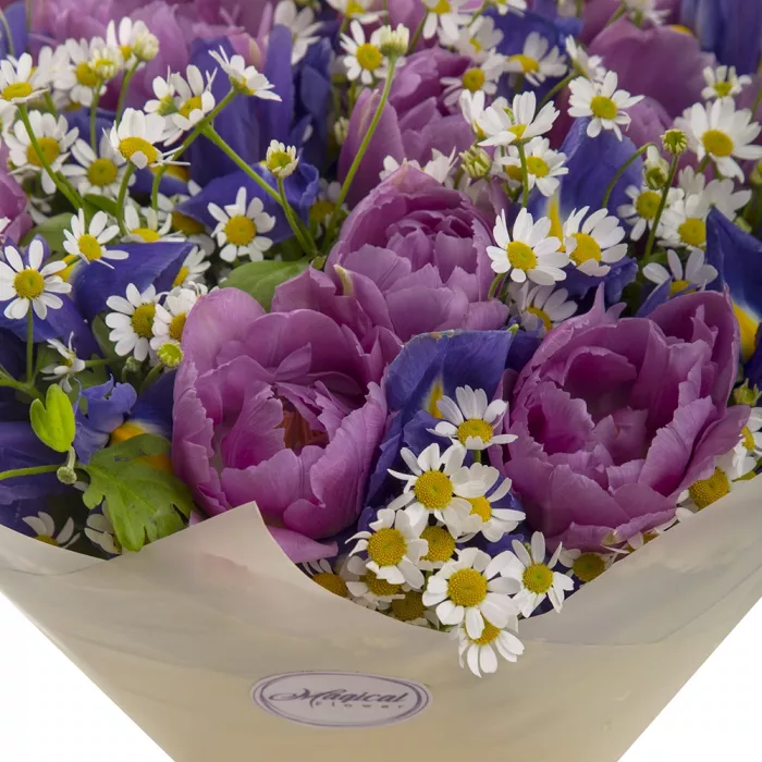 Букет из ирисов и тюльпанов