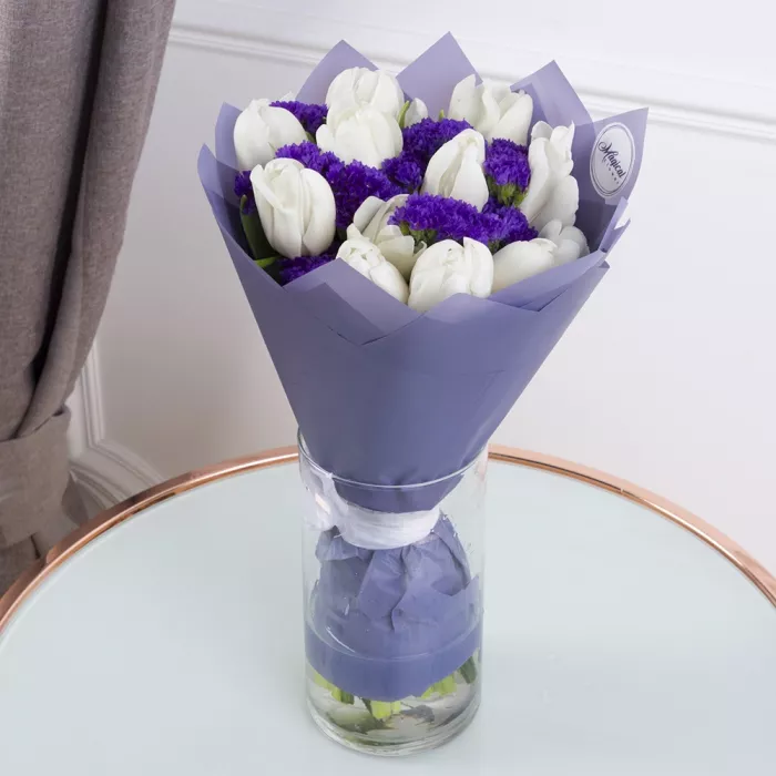 11 белых тюльпанов со статицей