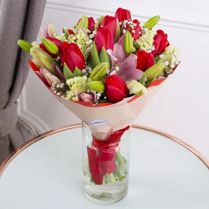 Букет из красных тюльпанов и лилий