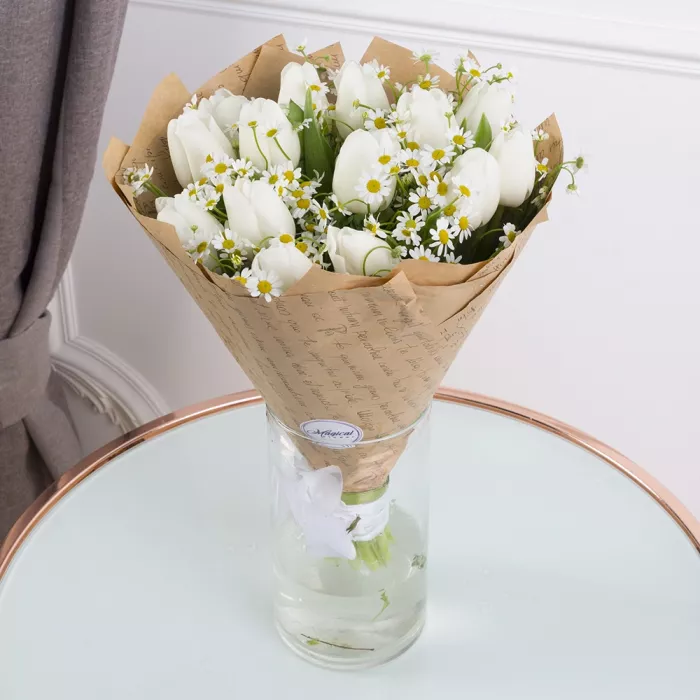 15 белых тюльпанов с танацетумом