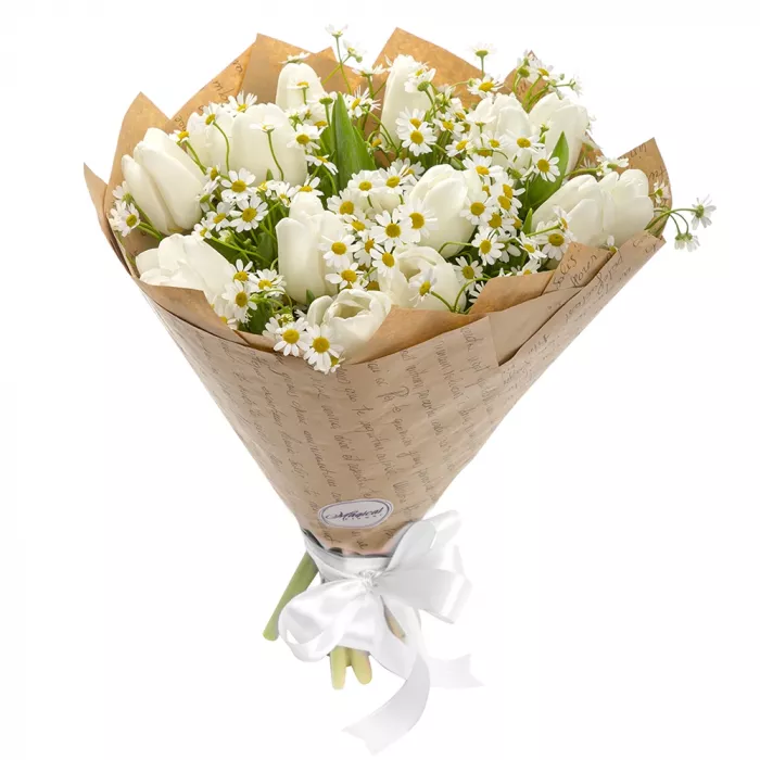 15 белых тюльпанов с танацетумом