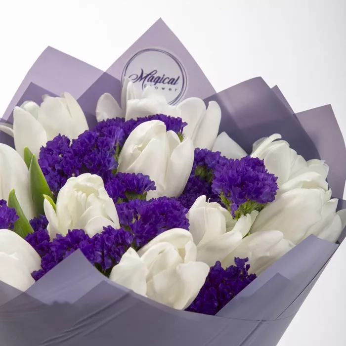 11 белых тюльпанов со статицей