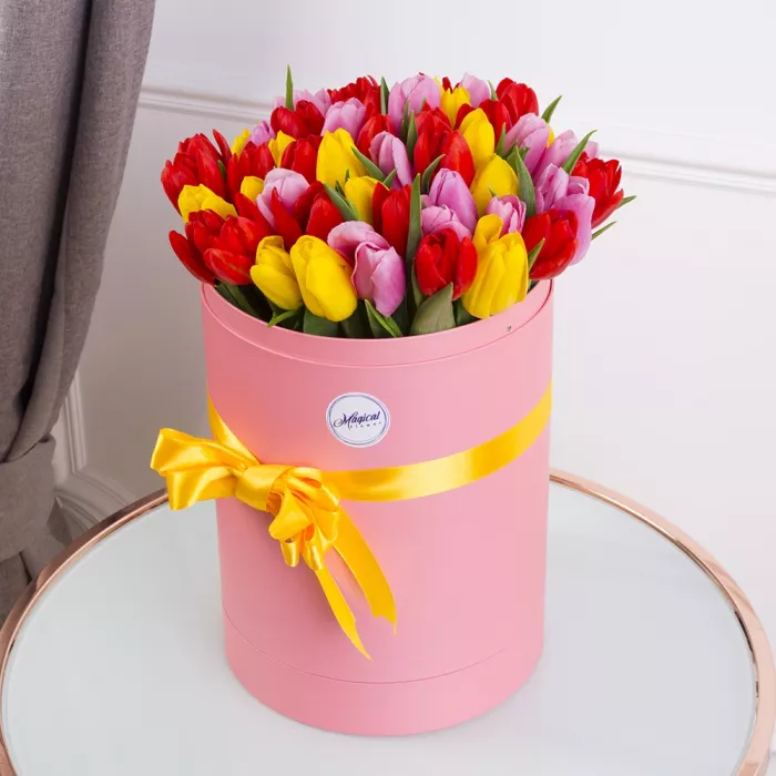 51 тюльпан в шляпной коробке