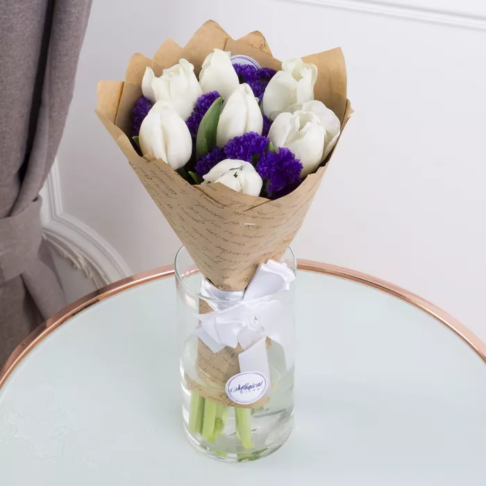 7 белых тюльпанов со статицей