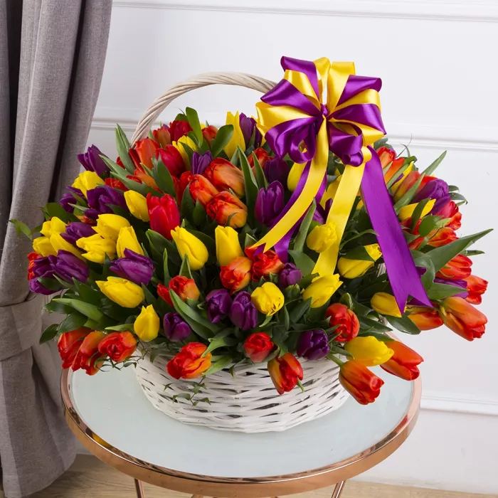 101 разноцветный тюльпан в корзине