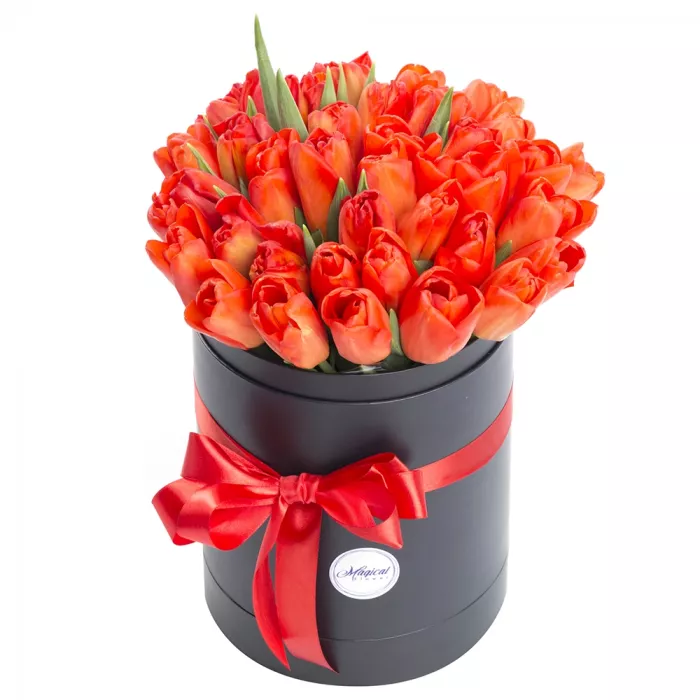 35 оранжевых тюльпанов в шляпной коробке