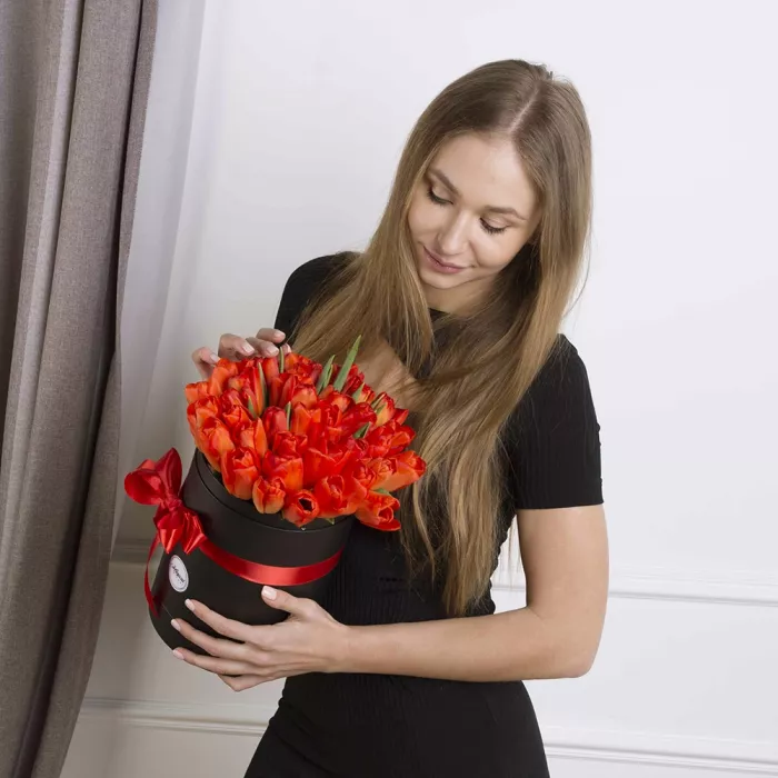 35 оранжевых тюльпанов в шляпной коробке