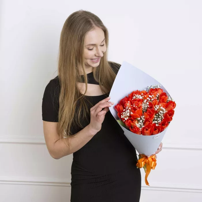 Букет из 25 оранжевых тюльпанов с гипсофилой