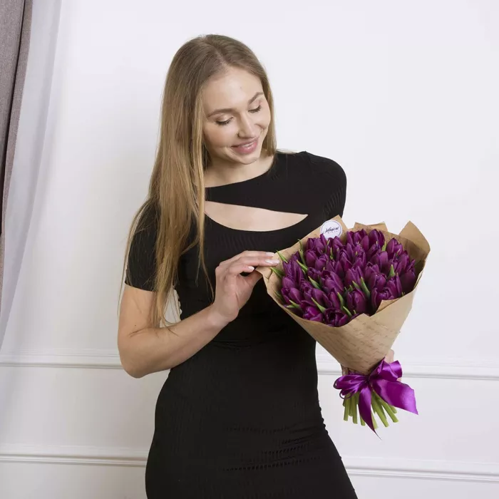 Букет из 35 сиреневых тюльпанов
