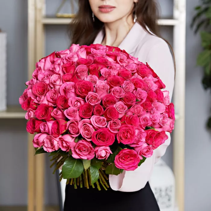 Букет из 101 розы Ягодный микс в крафте