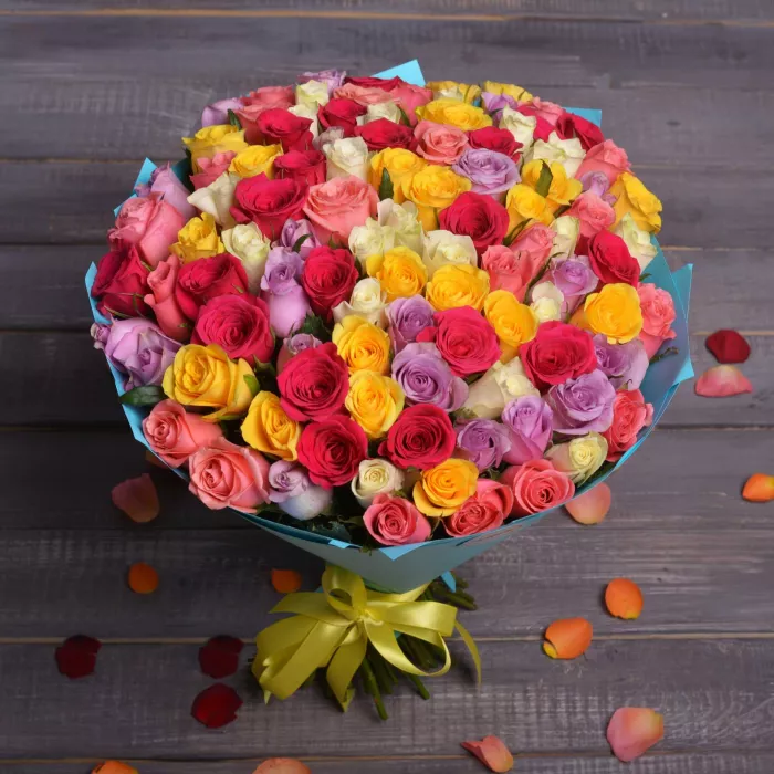 Букет из 101 микс розы в крафте