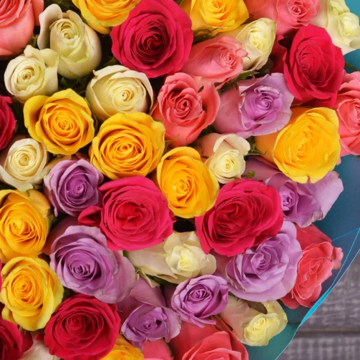 Букет из 101 микс розы в крафте