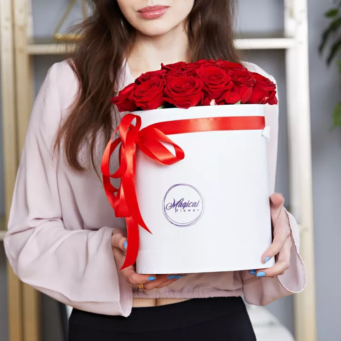 25 роз в шляпной коробке