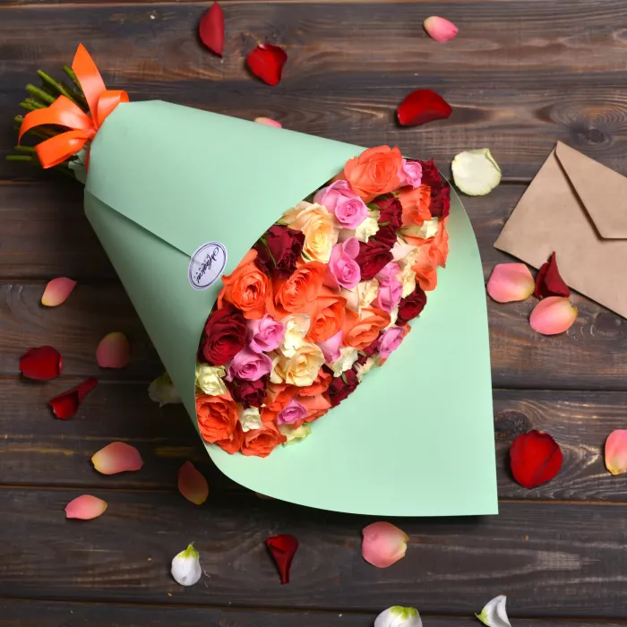 Букет из 51 розы разноцветный в крафте