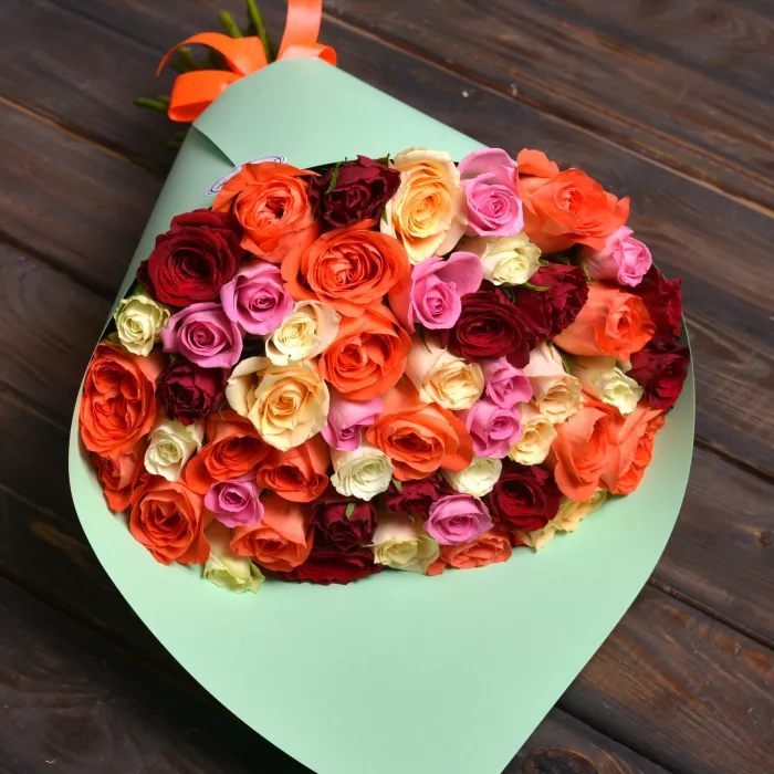 Букет из 51 розы разноцветный в крафте