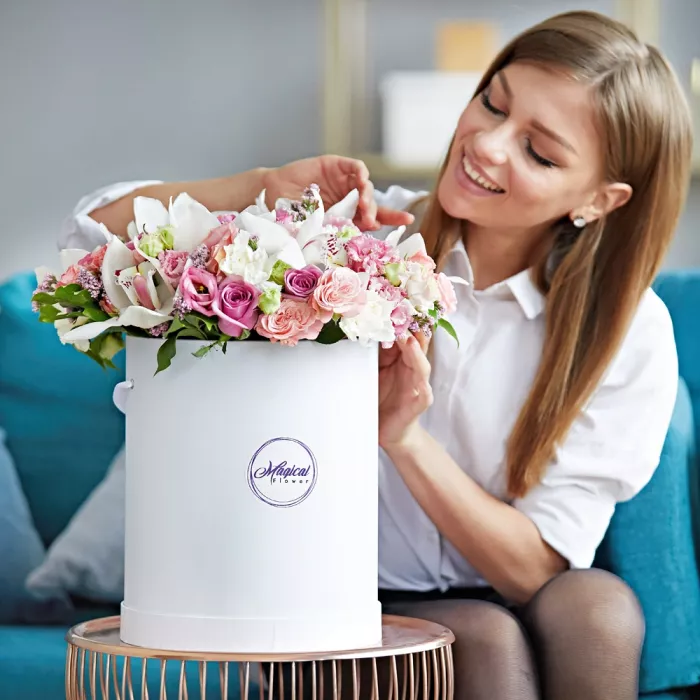 Фирменный букет в шляпной коробке "Magical Flower"