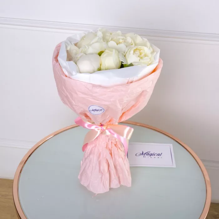 Букет из 9 белых пионов