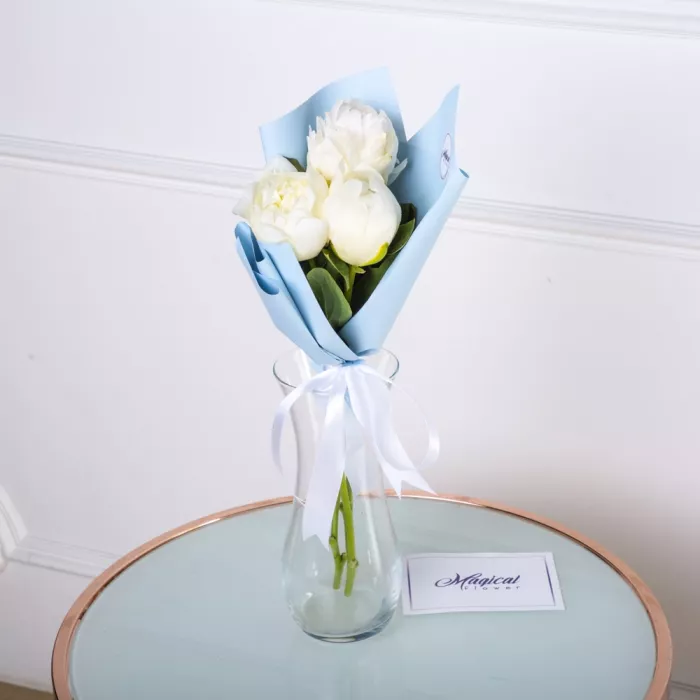 Букет из 3 белых пионов