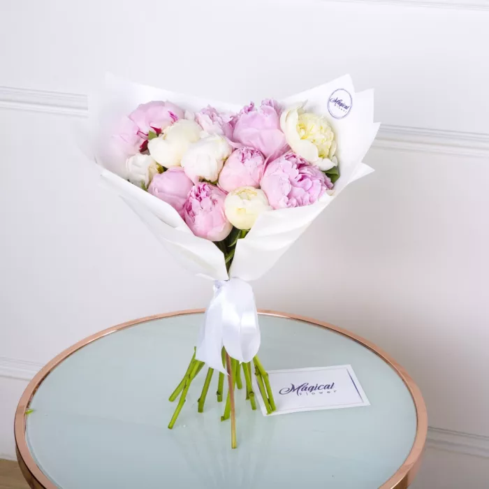 Букет из 13 разноцветных пионов