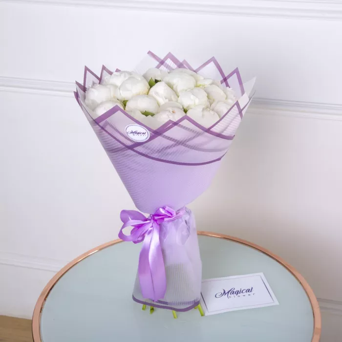 Букет из 19 белых пионов