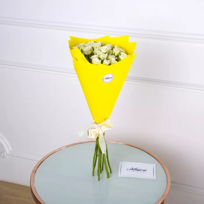 9 белых кустовых роз