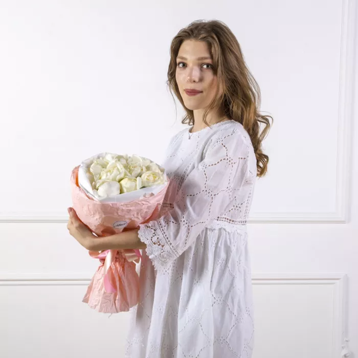 Букет из 9 белых пионов