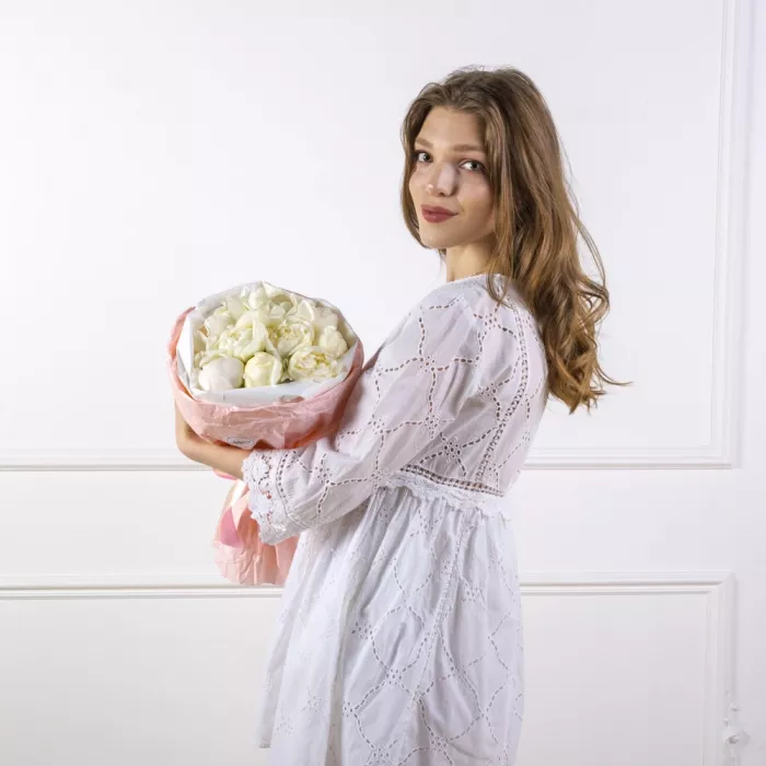 Букет из 9 белых пионов