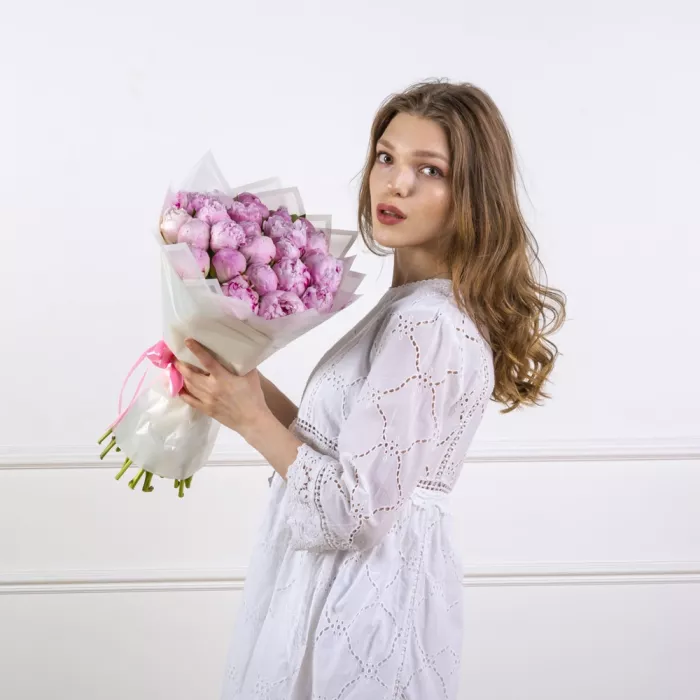 Букет из 25 розовых пионов