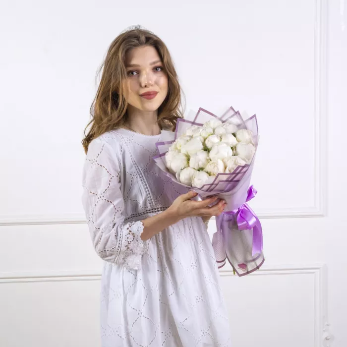 Букет из 19 белых пионов