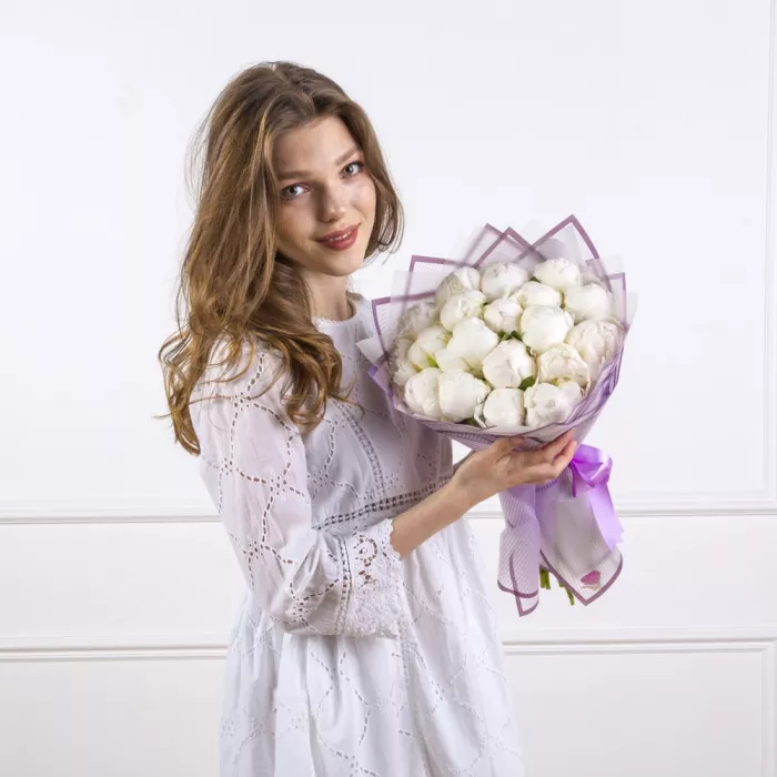 Букет из 19 белых пионов