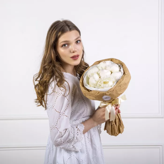 Букет из 7 белых пионов