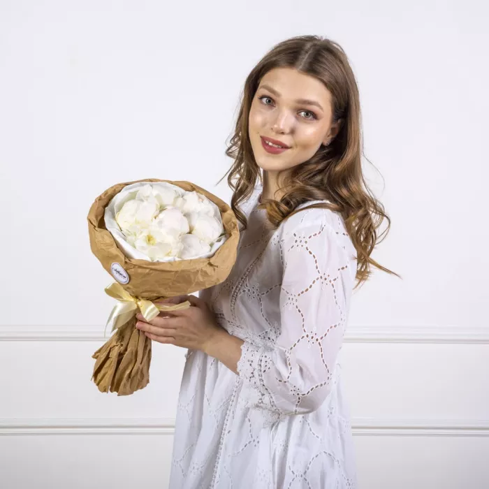 Букет из 7 белых пионов