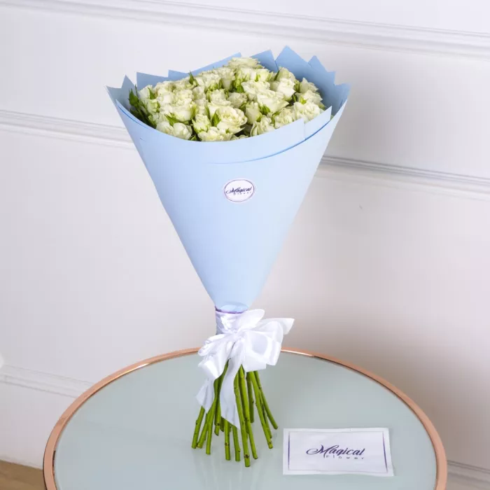 19 белых кустовых роз в крафте