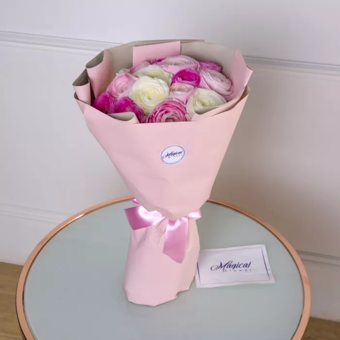 Букет из 15 разноцветных ранункулюсов