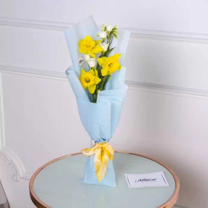 Букет из нарциссов и эустом