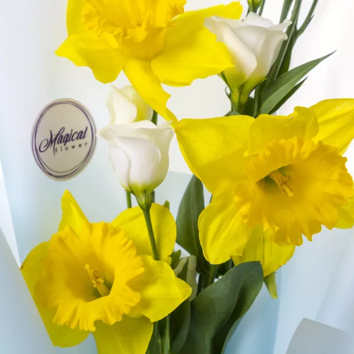 Букет из нарциссов и эустом