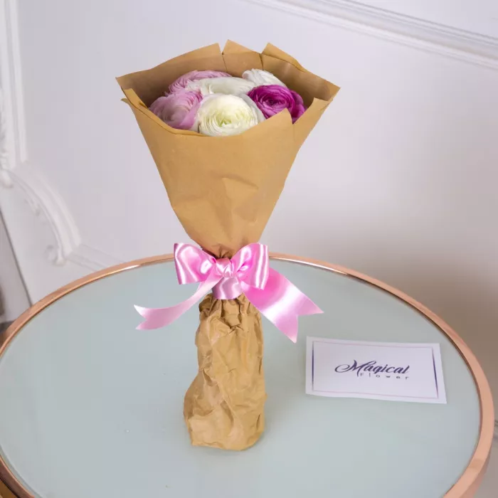 Букет из 7 разноцветных ранункулюсов